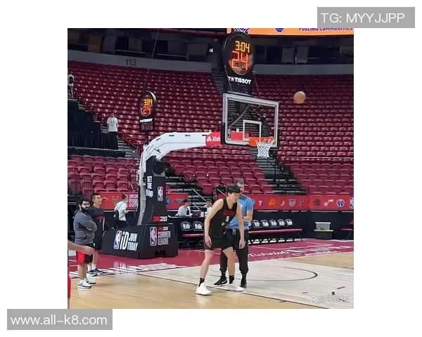 中锋缺阵导致防守漏洞斯普利特直言球队篮筐保护不足