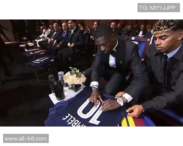 伊涅斯塔荣获环足奖生涯贡献奖与德约维蒂尼亚合影庆祝